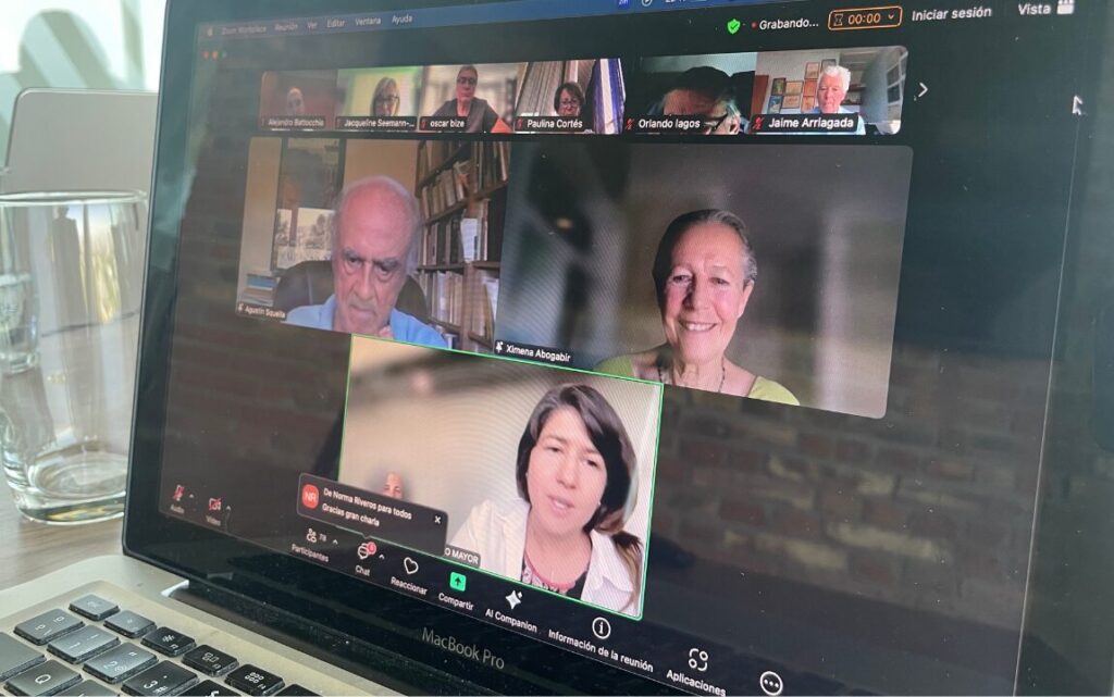 Pantalla de la reunión virtual por Zoom. Se ve a Agustín Squella y Ximena Abogabir.