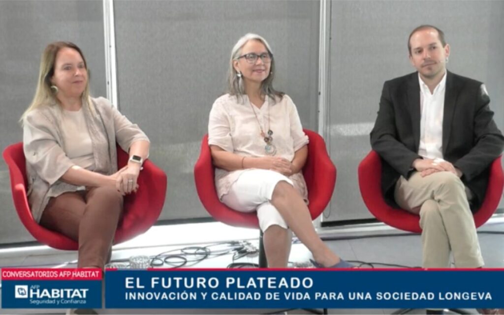 Panelistas sentados en oficina de Radio Pauta. Octavio Vergara.